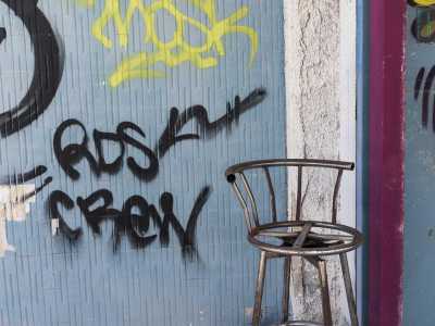 ...meno rovinate di quelle esterne, completamente ricoperte da graffiti